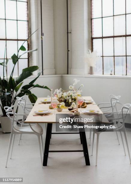 styled mid century modern wedding tablescape in warehouse - wedding menu fotografías e imágenes de stock