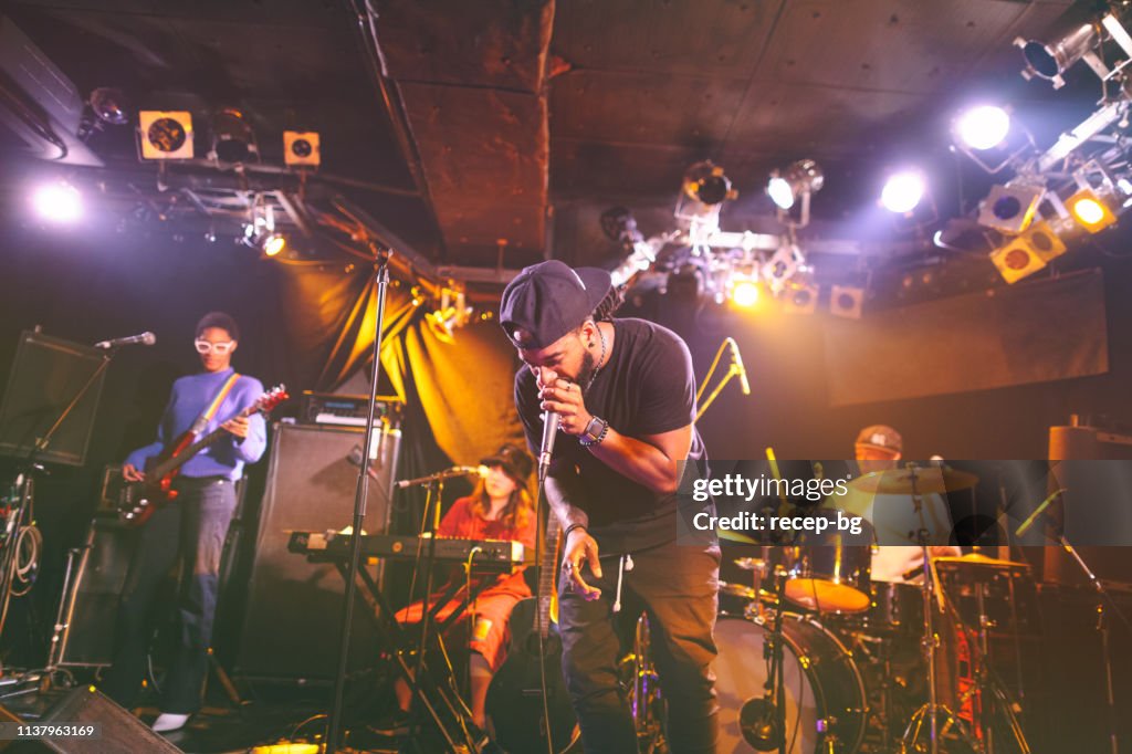 Multi-etnische muziek Performance Group presteren op het podium