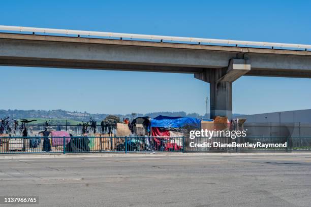 campamento sin hogar bajo el bart en oakland - carretera elevada fotografías e imágenes de stock