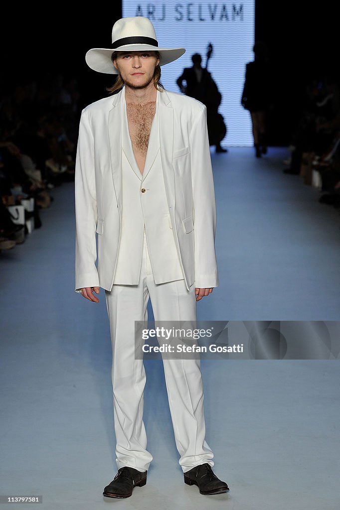 RAFW S/S 2011/12 - New Generation 1 Catwalk