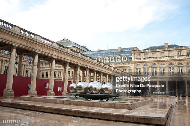 palais royal and fountain - palais royal stockfoto's en -beelden