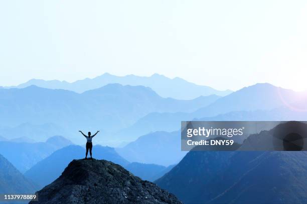 escursionista donna che celebra il successo - motivazione foto e immagini stock