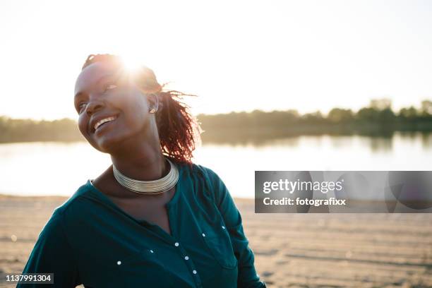 zomer portret: happy afrikaanse vrouw en haar baby lachen - domare stockfoto's en -beelden