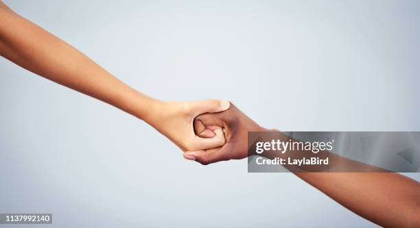 halten sie sich an die schönheit der menschheit - miteinander verbunden stock-fotos und bilder