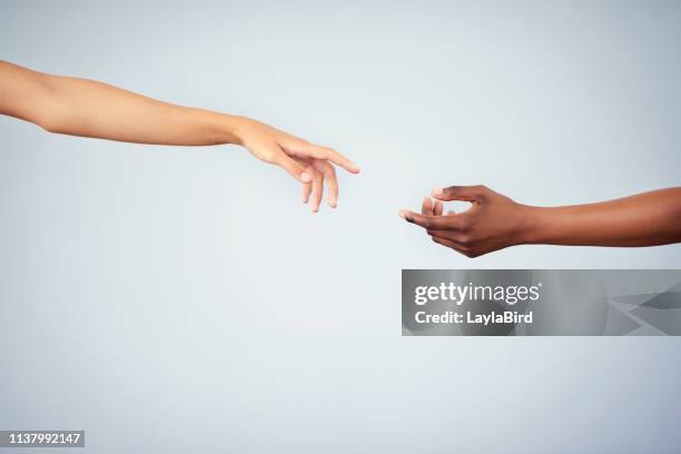 eenheid begint met u - reiken stockfoto's en -beelden