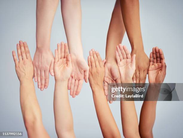 l'accettazione è nelle mani di tutti noi - caratteristica della pelle foto e immagini stock