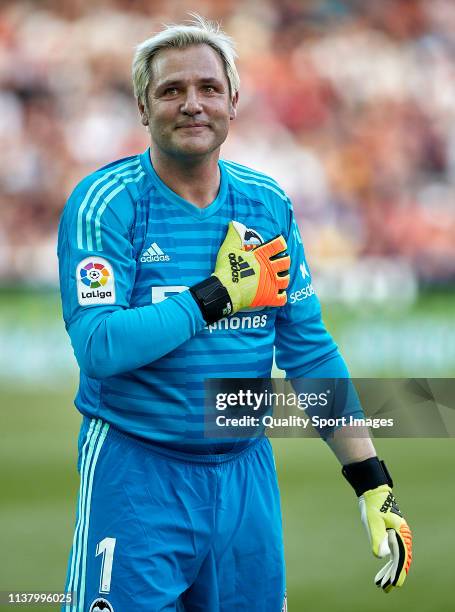 Santiago Canizares of Valencia Legends looks on prior before the friendly match of the celebrations of the club’s 100 year history between Valencia...