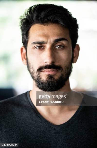 colpo alla testa dell'uomo indiano - barba peluria del viso foto e immagini stock