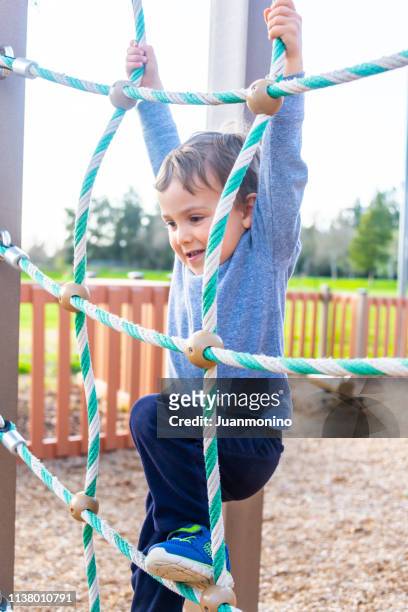 dreijähriges kinderspielkind auf einem parkspielplatz - 2 3 years stock-fotos und bilder