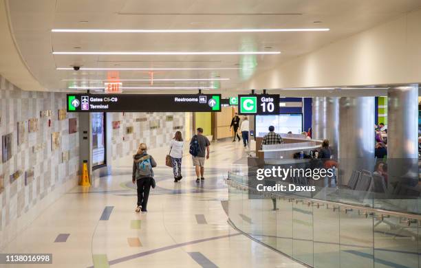 menschen in bostons logan airport - boston logan international airport stock-fotos und bilder