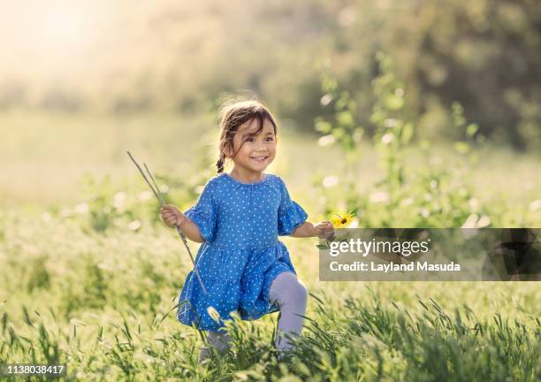 springtime sun run with toddler girl - running in the sun stock-fotos und bilder