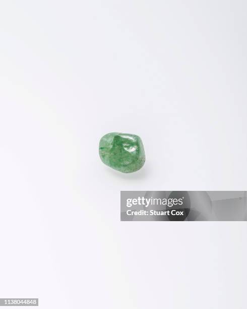 green jade can be either nephrite or jadeite and the colour ranges from pale green to dark green/black. - jade gemstone stockfoto's en -beelden