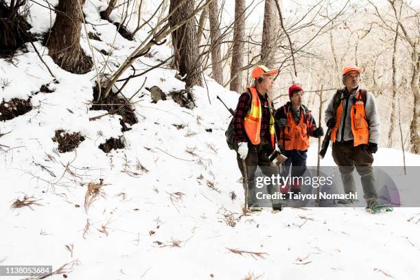 japanese hunters who talk about operations in snowy mountains - winchester community review stockfoto's en -beelden