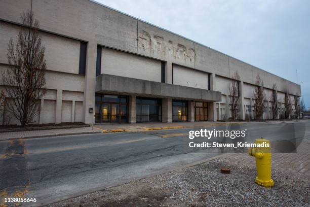 sears canada faillissement - sears canada stockfoto's en -beelden