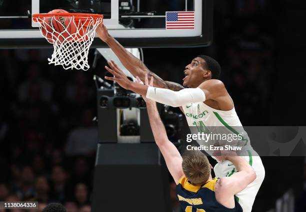 Kenny Wooten of the Oregon Ducks dunks against Tommy Rutherford of the UC Irvine Anteaters in the first half during the second round of the 2019 NCAA...