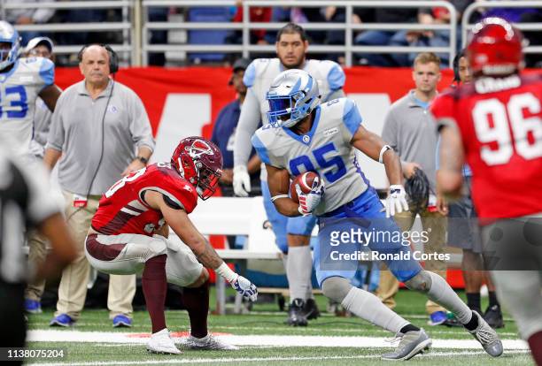 Tyrone Holmes of the San Antonio Commanders tries to stop Nick Truesdall of the Salt Lake Stallions at Alamodome on March 23, 2019 in San Antonio,...