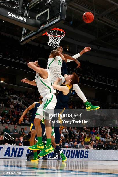 Kenny Wooten of the Oregon Ducks blocks the shot of Robert Cartwright of the UC Irvine Anteaters in the second half during the second round of the...