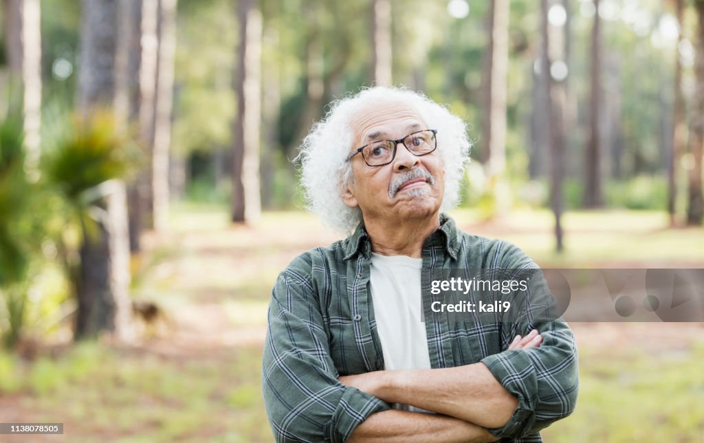 Senior Hispanics mit weißem Haar und Brille