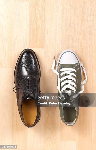 mans business shoe and trainer - eleganter schuh stock-fotos und bilder