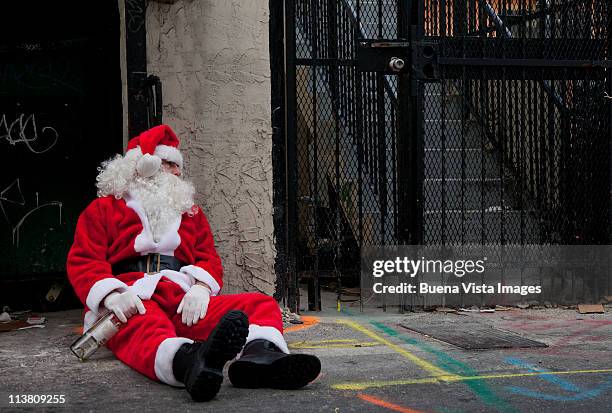 drunk santa - betrunken stock-fotos und bilder