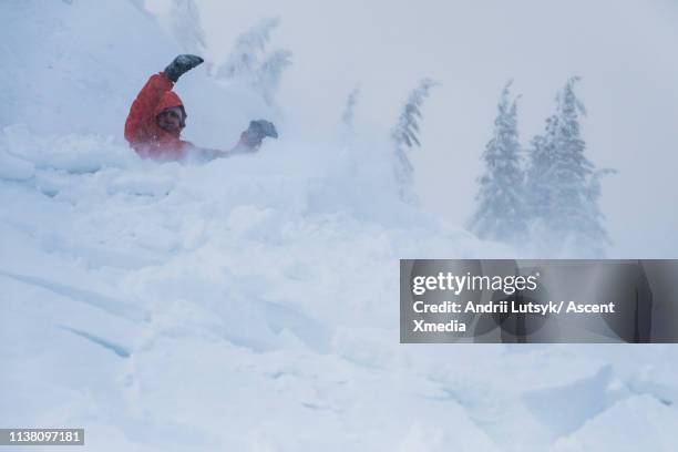 young man caught in snow avalanche, mountains - avalanche - fotografias e filmes do acervo