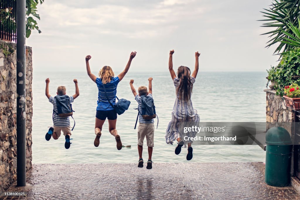 Mutter und Kinder genießen Gardasee-Urlaub