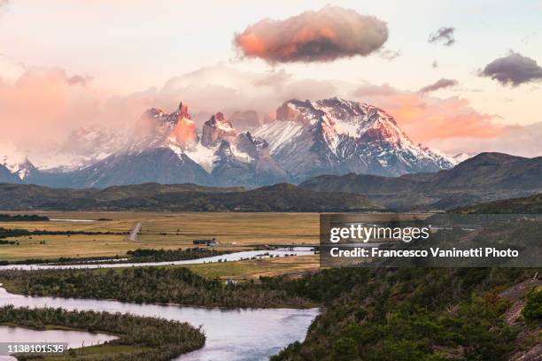 rio serrano and paine range at sunrise, patagonia. - magallanes y antartica chilena regio stockfoto's en -beelden