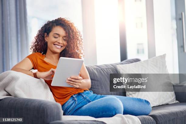 log onto the weekend - utilizar o tablet imagens e fotografias de stock
