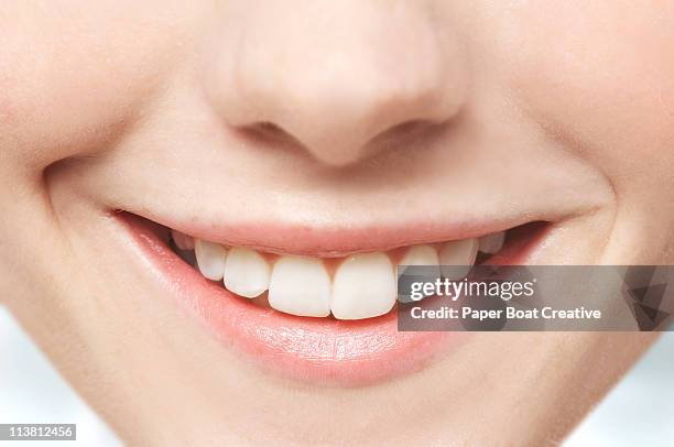 close up of mouth and white teeth - 露齒的笑容 個照片及圖片檔