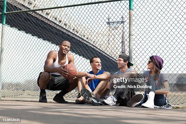ny urban basketball 15 - wire mesh fence stock-fotos und bilder