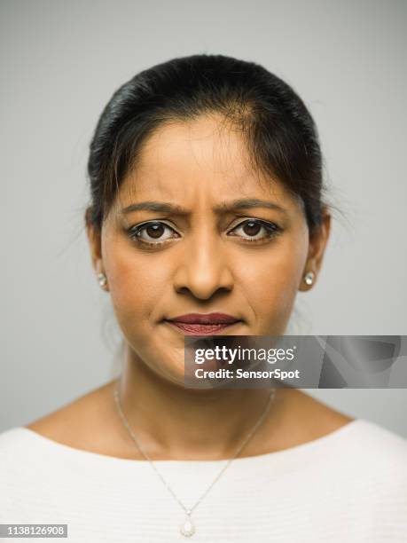 vera giovane donna indiana con espressione sconvolta guardando la telecamera - asian woman angry foto e immagini stock