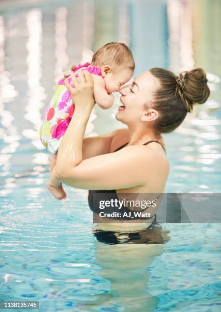 it's both a learning and bonding experience - baby swim imagens e fotografias de stock