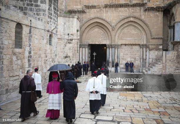 procesión católica en la iglesia del santo sepulcro jerusalén ciudad vieja - church of the holy sepulchre fotografías e imágenes de stock