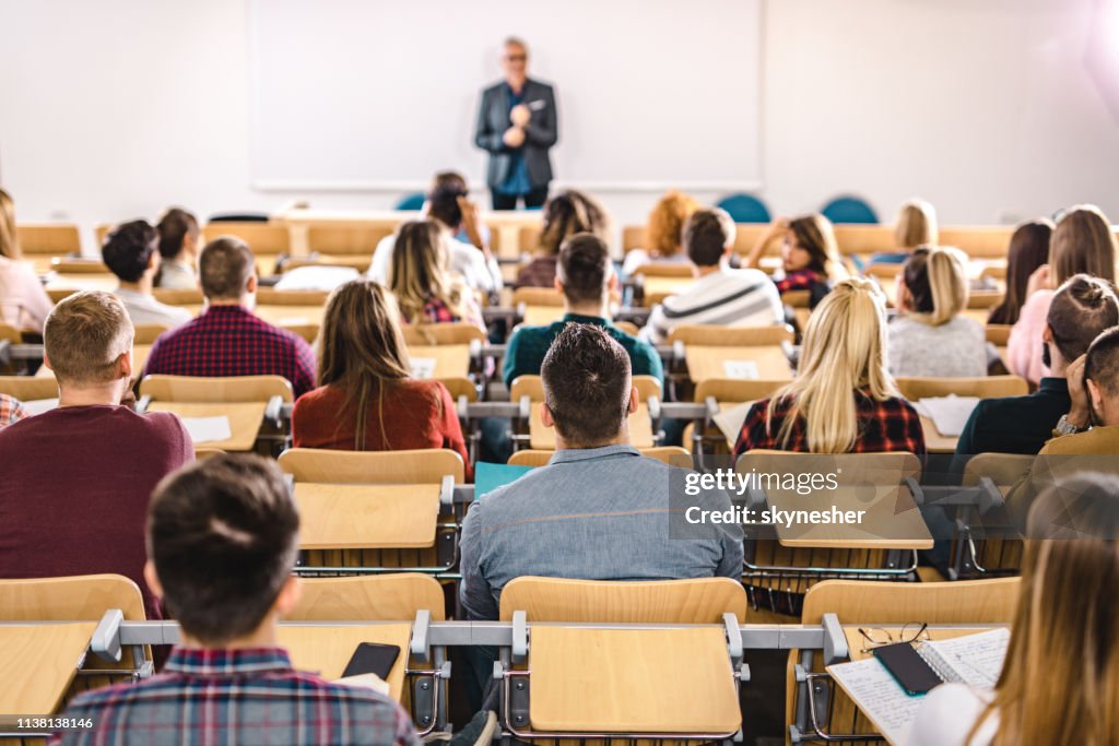 Achteraanzicht van de grote groep studenten op een klas in de collegezaal.