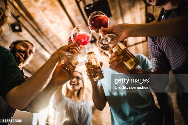 onder de mening van gelukkige vrienden toasten met alcohol op een feestje. - bier stockfoto's en -beelden