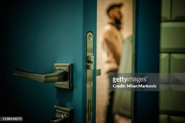 公衆トイレの男 - 前立腺 ストックフォトと画像