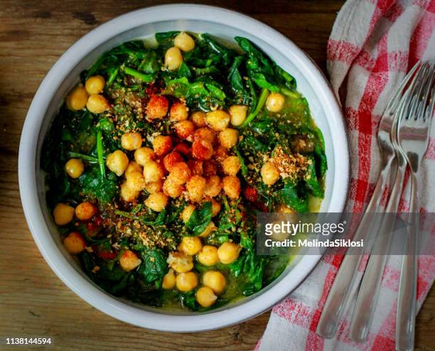 espinacas con garbanzos - spinach and chickpea stew - espinacas foto e immagini stock