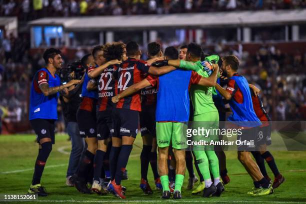 Players of San Lorenzo celebrates at the end of the match between San Lorenzo and Huracan as part of the Copa de la Superliga 2019 at Tomas A. Duco...