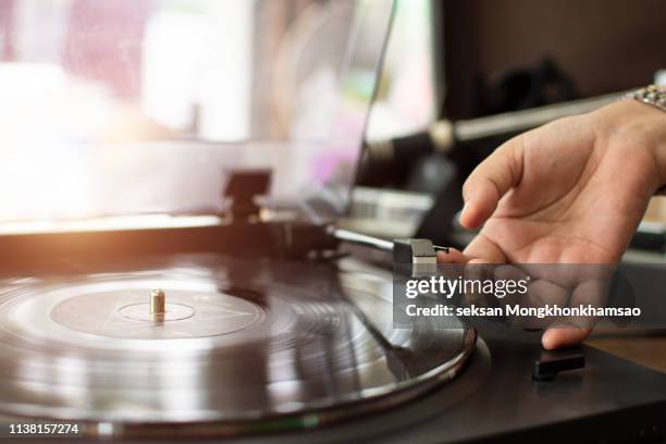 turntable vinyl record player with hand - lp fotografías e imágenes de stock