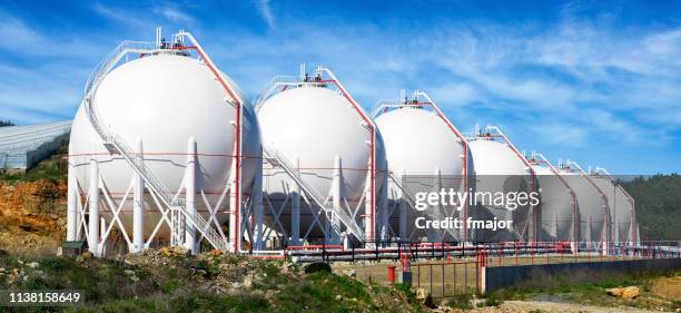 tanques de gas presurizados - estación edificio de transporte fotografías e imágenes de stock