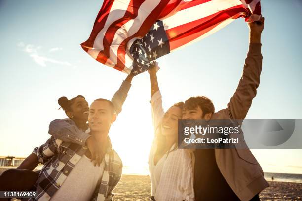 los angelinos am strand von venedig boulevard und strand, spaß an einem sonnigen tag in kalifornien - american flag beach stock-fotos und bilder