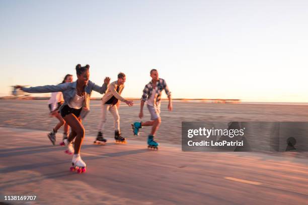 amigos patinaje sobre ruedas en el paseo marítimo en venice beach-paseo de santa mónica-los ángeles, estados unidos - inline skating fotografías e imágenes de stock