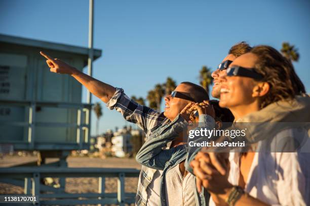 los angelinos op de venice beach boulevard en het strand plezier in een zonnige dag in californië - zonsverduistering stockfoto's en -beelden