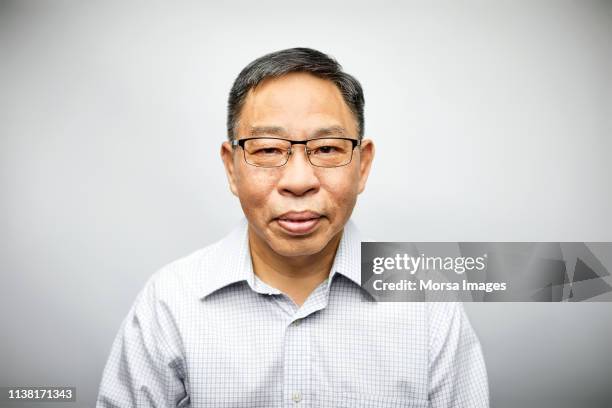 portrait of mature professional wearing eyeglasses - sudeste asiático etnia oriental - fotografias e filmes do acervo
