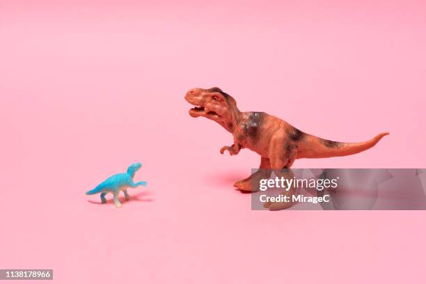 big and small toy dinosaurs - géant photos et images de collection