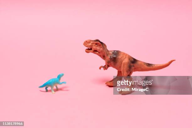 big and small toy dinosaurs - piccolo foto e immagini stock