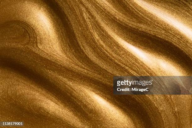 smooth gold colored paint - liquid photos et images de collection