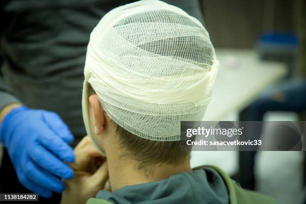 första hjälpen utbildning, head bandage - bandage bildbanksfoton och bilder