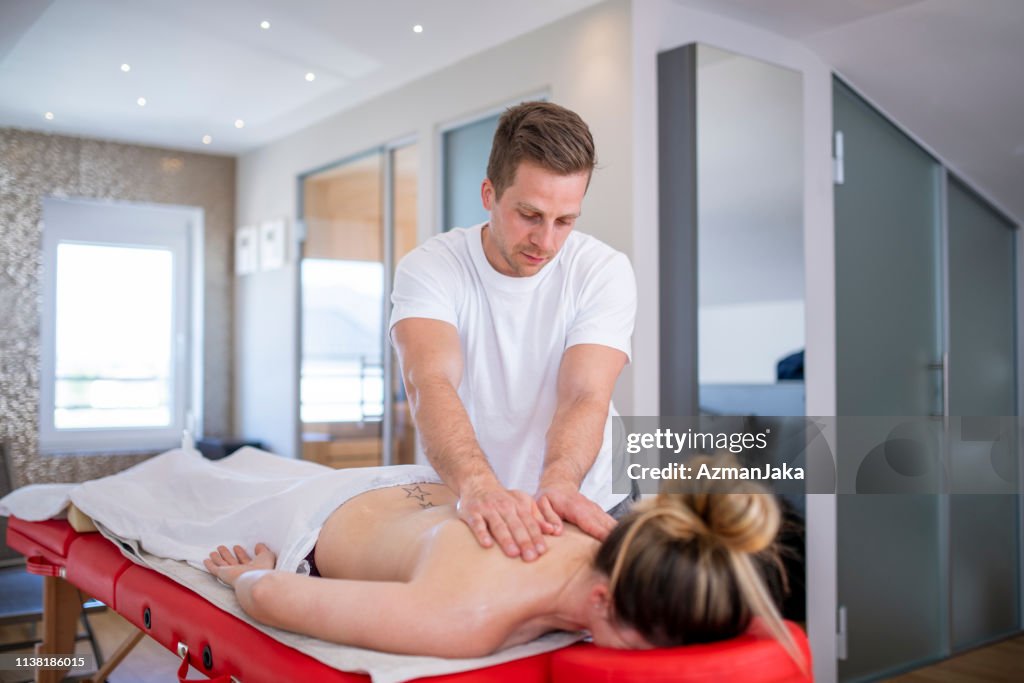 Mujer Adulta Recibiendo Un Masaje De Espalda Foto de stock Getty