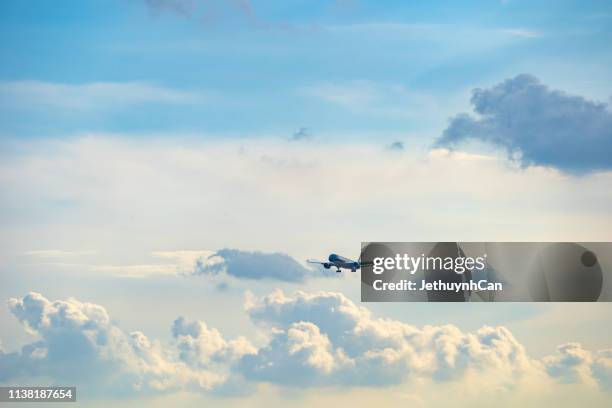 airplane against cloudy sky - airport aerial view photos et images de collection